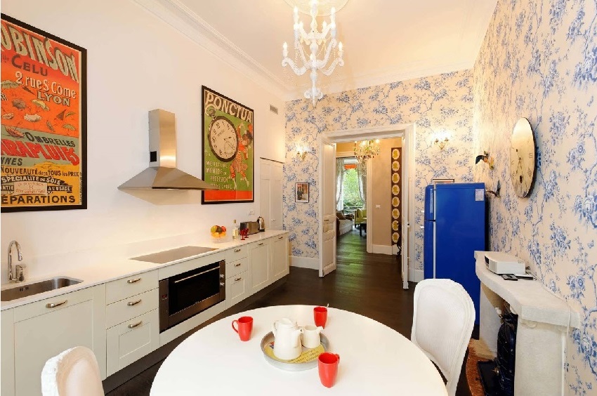 Стените на кухнята-трапезарията могат да бъдат украсени с картини Стените на кухнята-трапезарията могат да бъдат украсени с картини