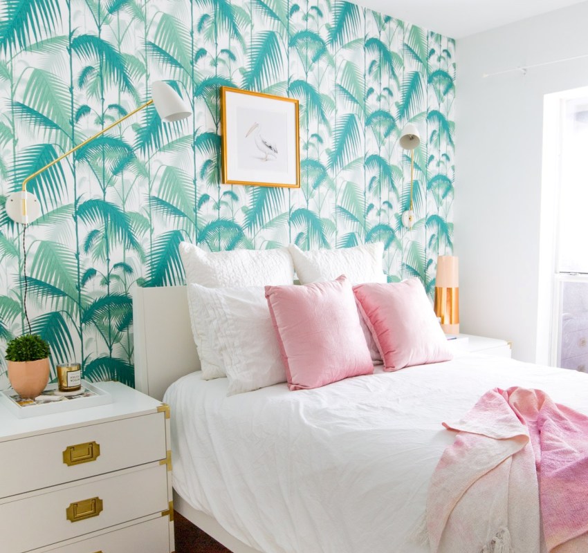 Den ene veggen på det hvite soverommet er dekket med lyst grønt tapet. Den ene veggen på det hvite soverommet er dekket med lyst grønt tapet.