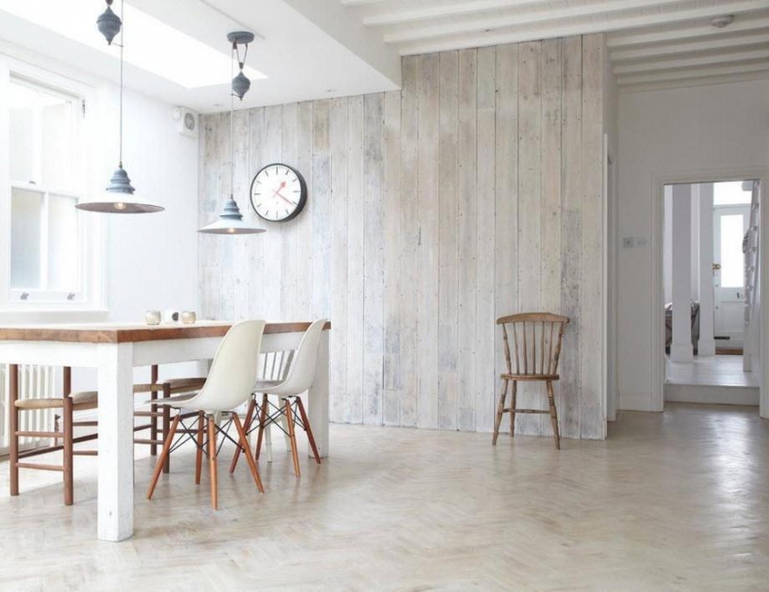 Za uređenje interijera u svijetlim nijansama možete koristiti pozadinu s efektom izblijedjele ploče i kontrastnog hrastovog trupca ili mahagonija Za uređenje interijera u svijetlim nijansama možete koristiti pozadinu s efektom izblijedjele ploče i kontrastnog hrastovog trupca ili mahagonija