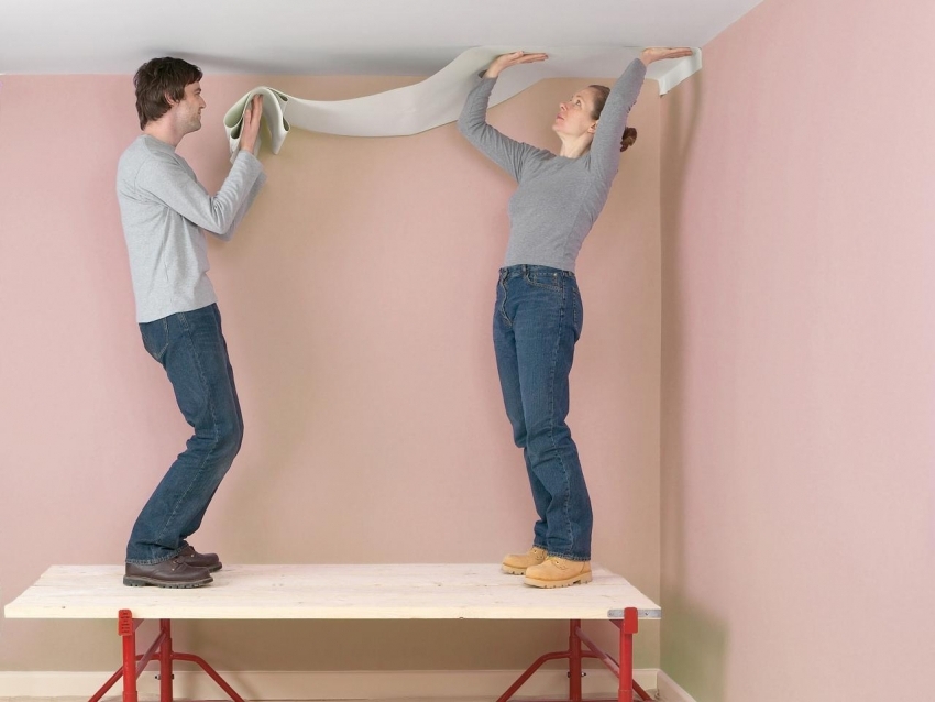 Jotta pinta olisi tasainen eikä liima jätä tahroja, on parempi liimata tapetti yhteen Jotta pinta olisi tasainen eikä liima jätä tahroja, on parempi liimata tapetti yhteen