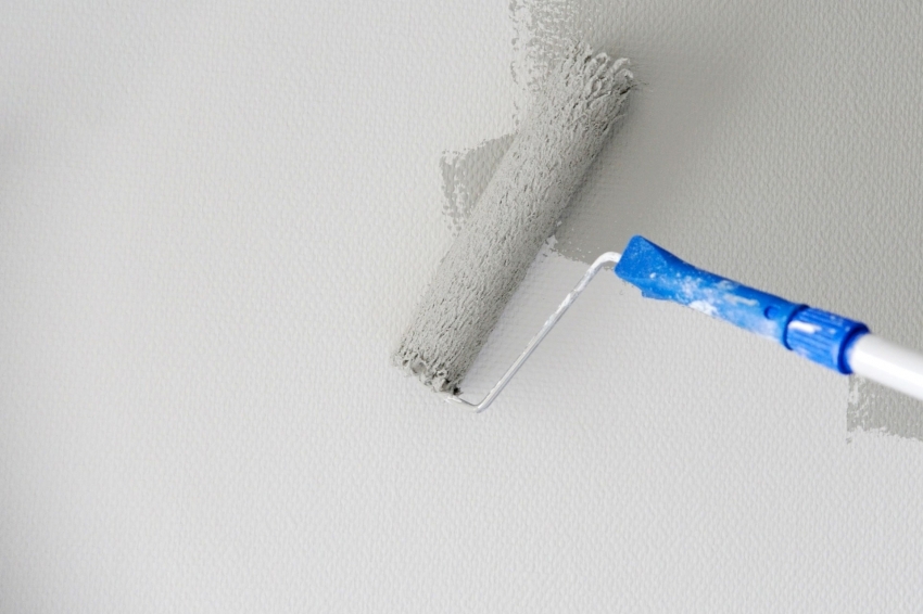 Jos lasikuitutapetti on tarkoitus maalata vaaleilla sävyillä, sinun on kiinnitettävä huomiota siihen, että pohjamaali on mahdollisimman läpinäkyvä Jos lasikuitutapetti on tarkoitus maalata vaaleilla sävyillä, sinun on kiinnitettävä huomiota siihen, että pohjamaali on mahdollisimman läpinäkyvä