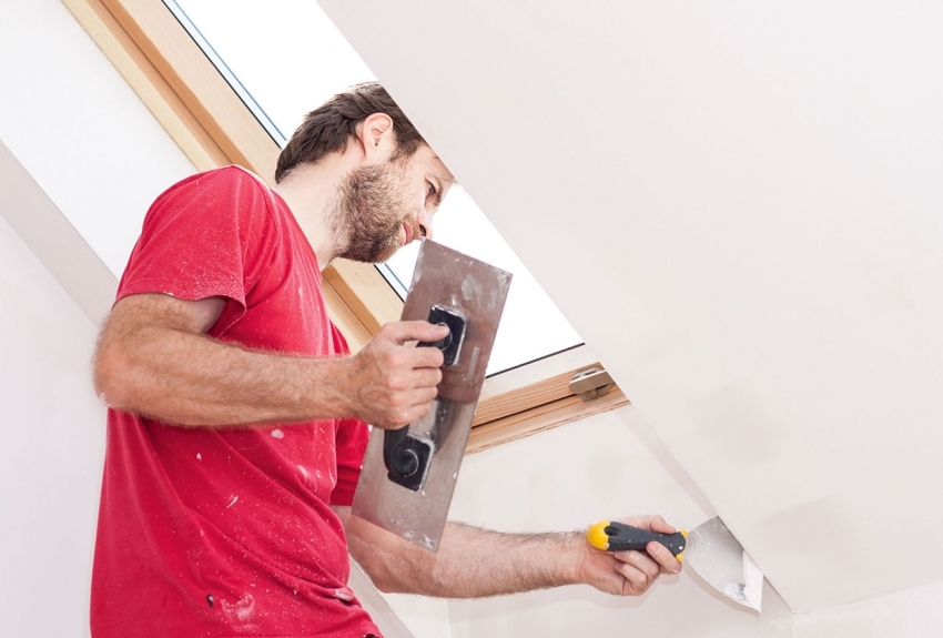 Kun käytetään sileää tapettia maalattavaksi, seinä on ensin rapattava ja hiottava Kun käytetään sileää tapettia maalattavaksi, seinä on ensin rapattava ja hiottava