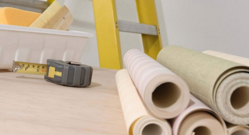 Paperitapettia liimatessa liima levitetään sekä seinille että kankaan pinnalle Paperitapettia liimatessa liima levitetään sekä seinille että kankaan pinnalle