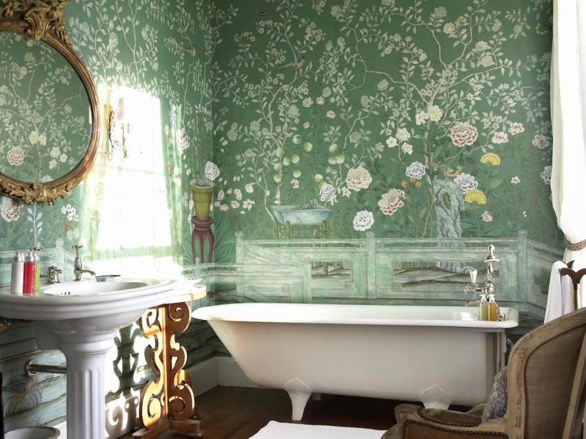 Blomsterpynt i utformingen av badet Blomsterpynt i utformingen av badet