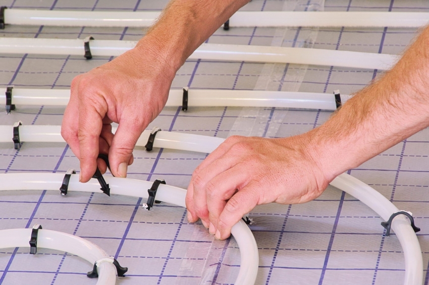 Die Installation eines Rohrleitungsnetzes für einen Warmwasserboden erfordert keine besonderen Kenntnisse. Für einen korrekten Anschluss an die Zentralheizung ist es jedoch besser, einen Spezialisten zu kontaktieren Die Installation eines Rohrleitungsnetzes für einen Warmwasserboden erfordert keine besonderen Kenntnisse. Für einen korrekten Anschluss an die Zentralheizung ist es jedoch besser, einen Spezialisten zu kontaktieren