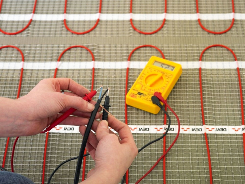 Vor dem Verlegen von Estrich und Bodenfliesen lohnt es sich, die Funktionalität des installierten Systems zu überprüfen Vor dem Verlegen von Estrich und Bodenfliesen lohnt es sich, die Funktionalität des installierten Systems zu überprüfen