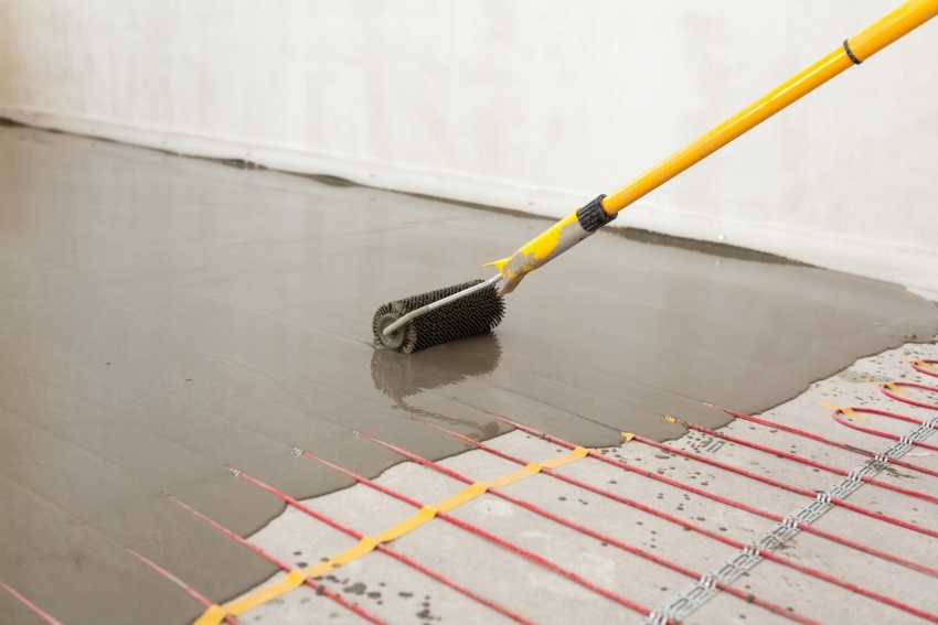 Während der Installation werden zwei Estriche hergestellt - ein rauer mit installierter Isolierung und ein Estrich des wärmsten Bodens, der über die Heizelemente gegossen wird Während der Installation werden zwei Estriche hergestellt - ein rauer mit installierter Isolierung und ein Estrich des wärmsten Bodens, der über die Heizelemente gegossen wird