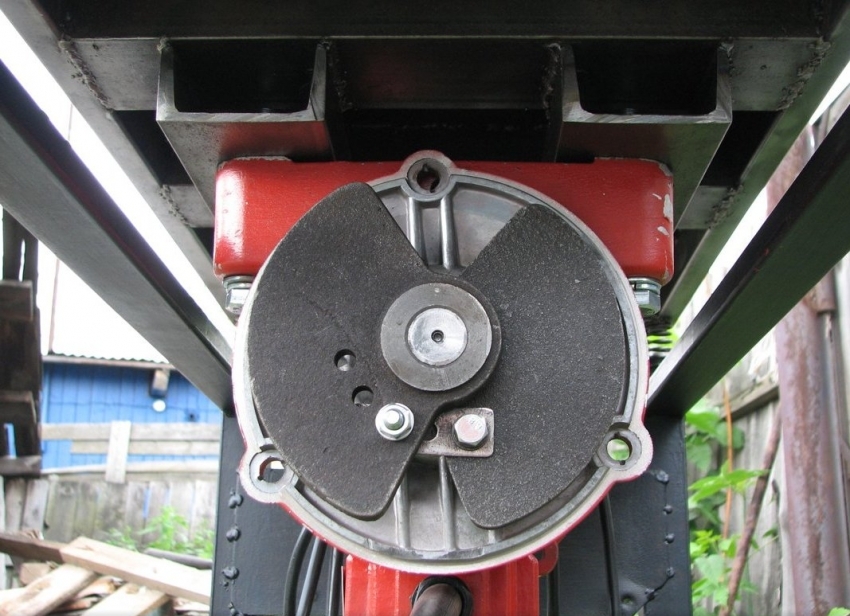 Sự mất cân bằng được sử dụng để kích thích các dao động trong cơ chế rung của bàn rung Sự mất cân bằng được sử dụng để kích thích các dao động trong cơ chế rung của bàn rung