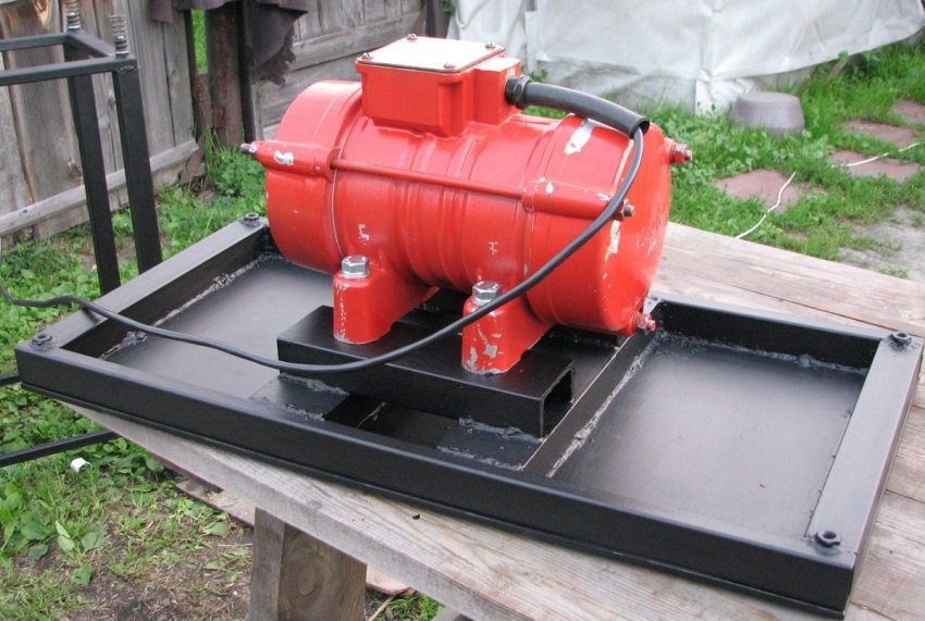 Mặt bàn rung với động cơ cố định Mặt bàn rung với động cơ cố định