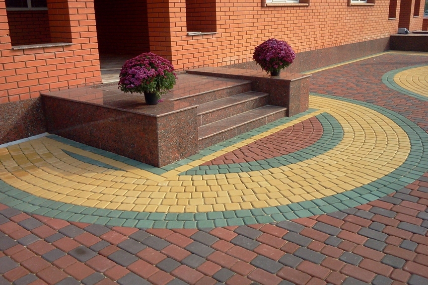 Với sự trợ giúp của bàn rung và các dạng đặc biệt, các tấm lát có kích thước và cấu hình bất kỳ có thể được thực hiện Với sự trợ giúp của bàn rung và các dạng đặc biệt, các tấm lát có kích thước và cấu hình bất kỳ có thể được thực hiện