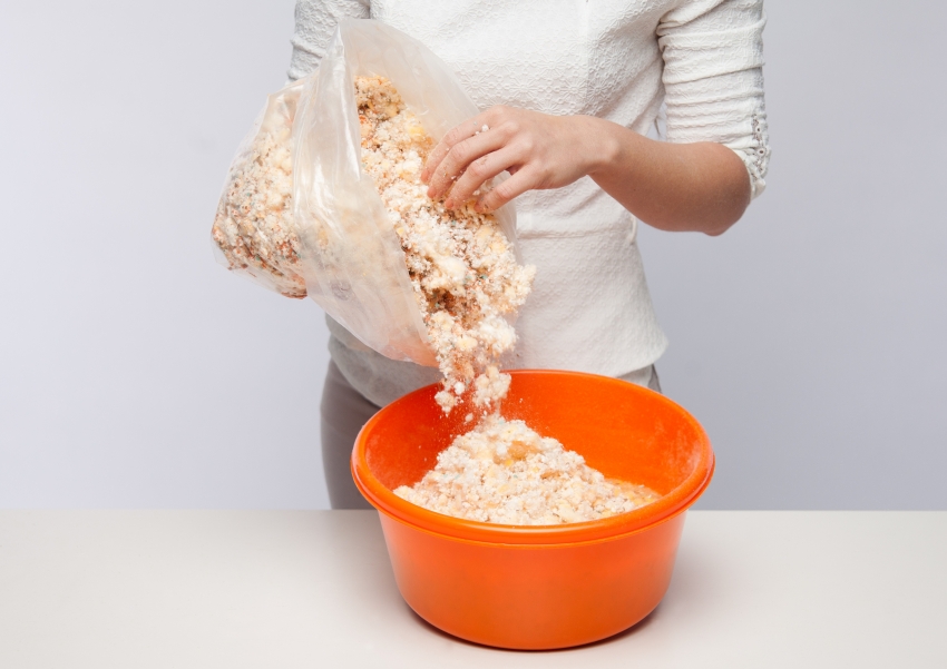 A folyékony tapétát az egész falra egy tételből kell felhordani, ami garantálja a bevonat textúrájának és színének egységességét A folyékony tapétát az egész falra egy tételből kell felhordani, ami garantálja a bevonat textúrájának és színének egységességét