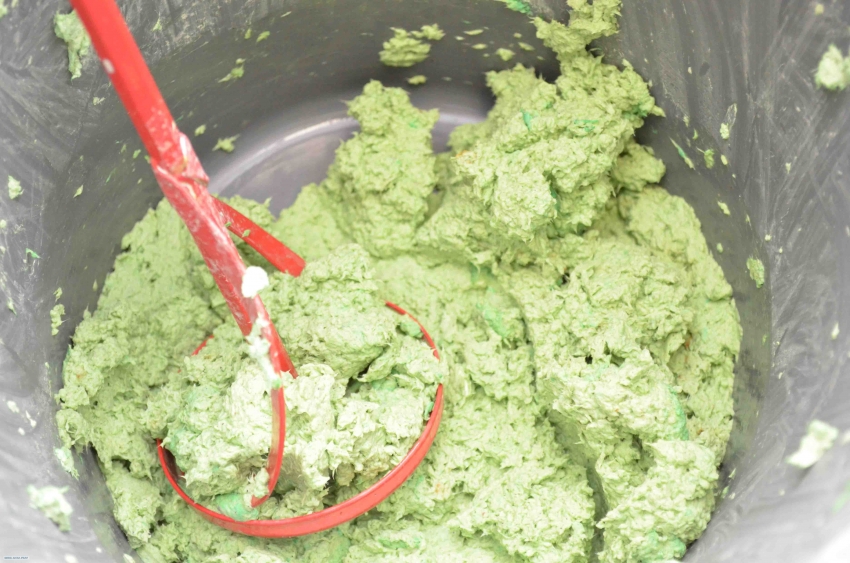 Ha folyékony tapétát készítenek nagy felületre való felhordáshoz, akkor jobb, ha építési keverőt használ a kompozíció gyúrásához Ha folyékony tapétát készítenek nagy felületre való felhordáshoz, akkor jobb, ha építési keverőt használ a kompozíció gyúrásához