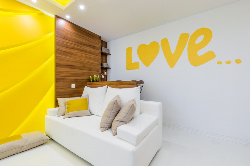 Sablon és folyékony tapéta segítségével érdekes rajzokat és feliratokat készíthet egy előkészített és festett falra Sablon és folyékony tapéta segítségével érdekes rajzokat és feliratokat készíthet egy előkészített és festett falra