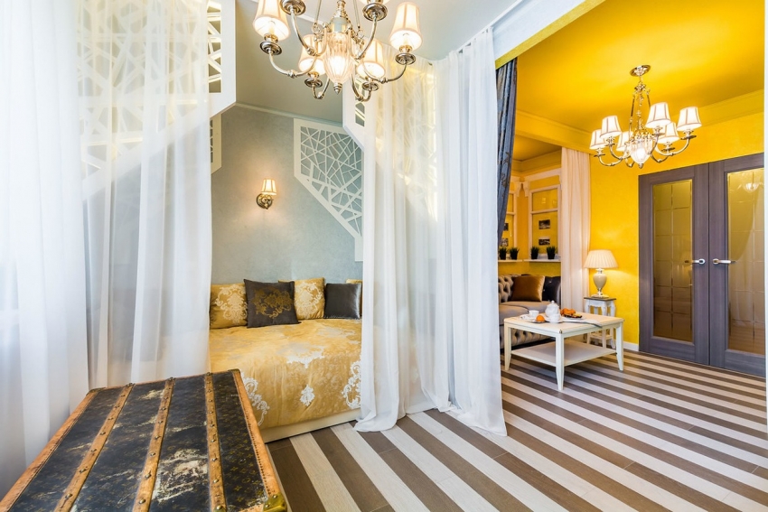 Számos előnye miatt a folyékony tapétákat a modern tervezők gyakran használják belsőépítészetre. Számos előnye miatt a folyékony tapétákat a modern tervezők gyakran használják belsőépítészetre.