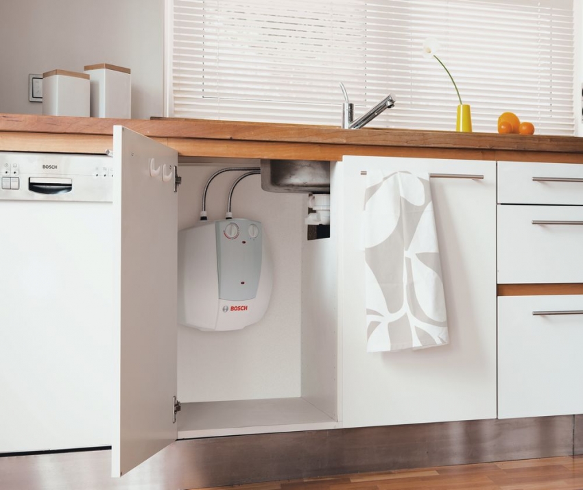 En øjeblikkelig vandvarmer bruger en ret stor mængde elektricitet, så enheder af denne type bruges bedst til sommerhuse, hvor der bruges stumt varmt vand En øjeblikkelig vandvarmer bruger en ret stor mængde elektricitet, så enheder af denne type bruges bedst til sommerhuse, hvor der bruges stumt varmt vand