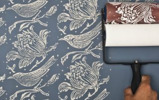 Dekorwalze für Wände: Merkmale der Verwendung eines Malwerkzeugs