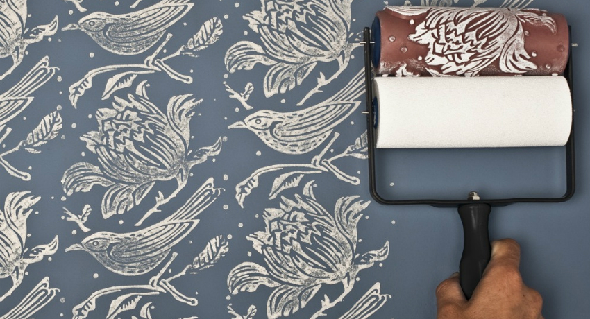 Với sự trợ giúp của con lăn trang trí tường, bạn có thể dễ dàng và nhanh chóng biến đổi nội thất bằng cách trang trí giấy dán tường hoặc bề mặt sơn bằng những đồ trang trí thú vị Con lăn trang trí cho tường: các tính năng của việc sử dụng một công cụ sơn