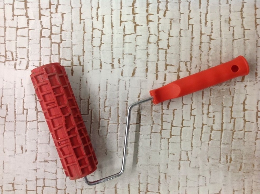 Với sự trợ giúp của con lăn kết cấu, bạn có thể nhanh chóng tạo cho lớp thạch cao trang trí có hoa văn mong muốn Với sự trợ giúp của con lăn kết cấu, bạn có thể nhanh chóng tạo cho lớp thạch cao trang trí có hoa văn mong muốn