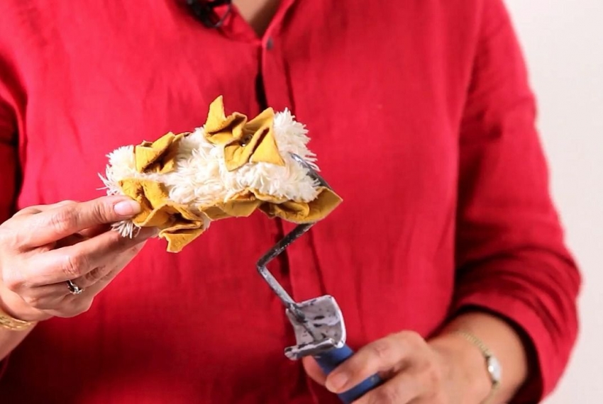 Để tạo ra một kết cấu thú vị trên tường, những con lăn có lớp lông thú làm bằng nhiều vật liệu khác nhau được sử dụng Để tạo ra một kết cấu thú vị trên tường, những con lăn có lớp lông thú làm bằng nhiều vật liệu khác nhau được sử dụng