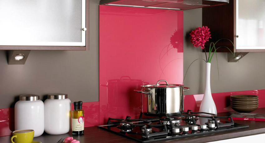 Muovisen esiliinan avulla voit budjetoida ja sisustaa tyylikkäästi keittiön sisustuksen Muovinen esiliina keittiöön ja sen käytön ominaisuudet