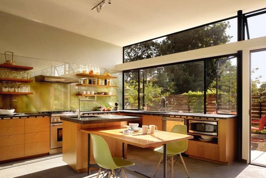 Kiiltävän esiliinan avulla voit visuaalisesti vaalentaa keittiön sisustusta Kiiltävän esiliinan avulla voit visuaalisesti vaalentaa keittiön sisustusta