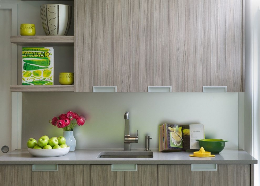 Muovipaneeleja käytetään keittiön työskentelyalueen koristeluun Muovipaneeleja käytetään keittiön työskentelyalueen koristeluun