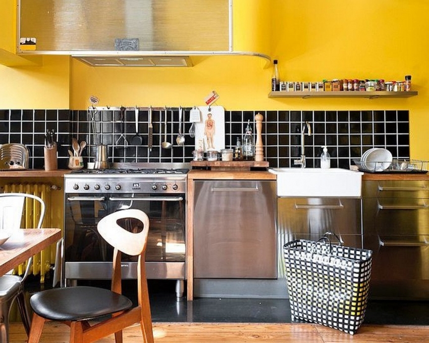 Um exemplo do uso bem-sucedido de azulejos pretos contrastantes no interior da cozinha Um exemplo do uso bem-sucedido de azulejos pretos contrastantes no interior da cozinha