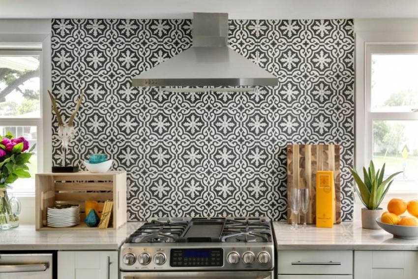 O uso de tons monocromáticos de ladrilhos de cerâmica para decoração de cozinha requer toques e acessórios brilhantes no interior. O uso de tons monocromáticos de ladrilhos de cerâmica para decoração de cozinha requer toques e acessórios brilhantes no interior.