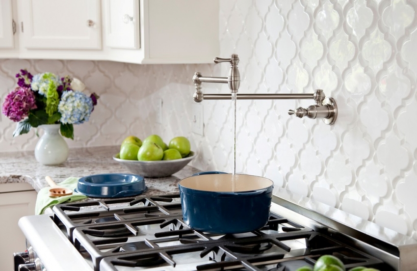 É importante considerar que os ladrilhos texturizados na decoração do avental requerem limpeza frequente. É importante considerar que os ladrilhos texturizados na decoração do avental requerem limpeza frequente.