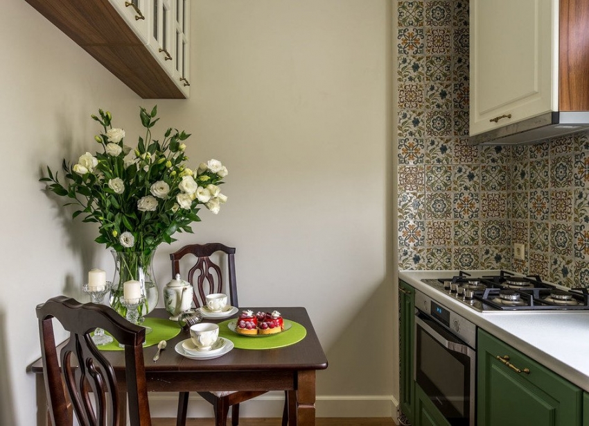 Com a ajuda de ladrilhos de 10x10, você pode fazer um acabamento qualitativo em locais de difícil acesso Com a ajuda de ladrilhos de 10x10, você pode fazer um acabamento qualitativo em locais de difícil acesso