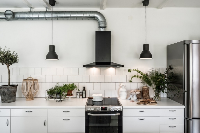 Ladrilhos brancos quadrados são frequentemente usados para decorar um avental de cozinha escandinavo Ladrilhos brancos quadrados são frequentemente usados para decorar um avental de cozinha escandinavo