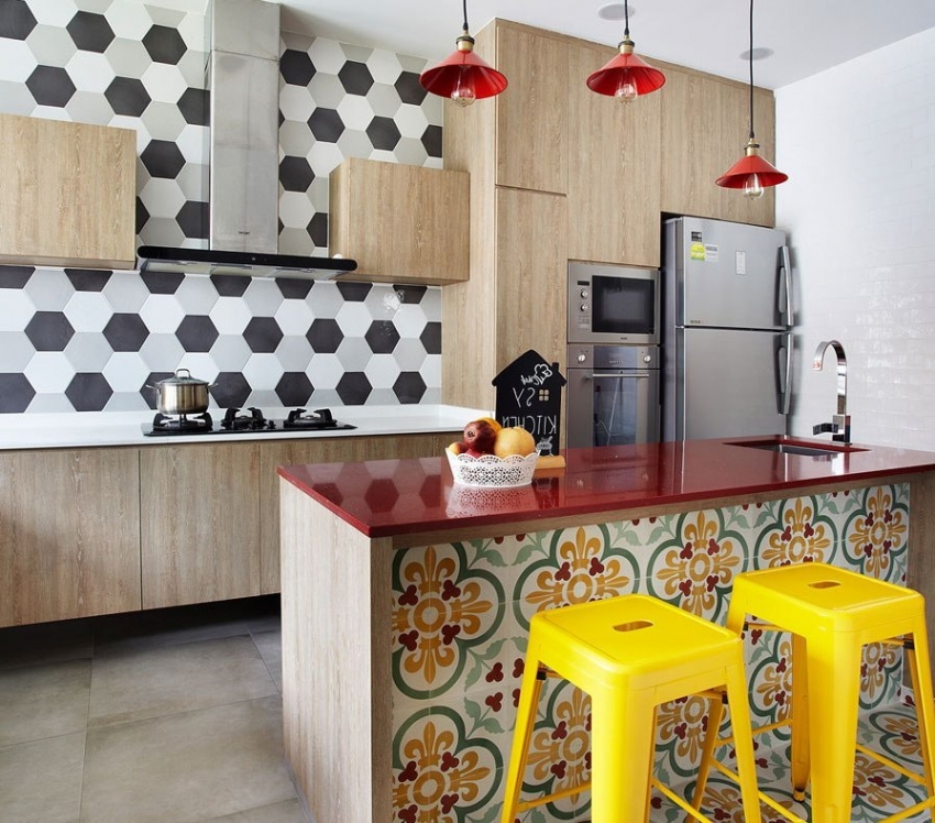 Ladrilhos cerâmicos de cores diferentes podem ser combinados entre si, criando um enfeite interessante no avental Ladrilhos cerâmicos de cores diferentes podem ser combinados entre si, criando um enfeite interessante no avental