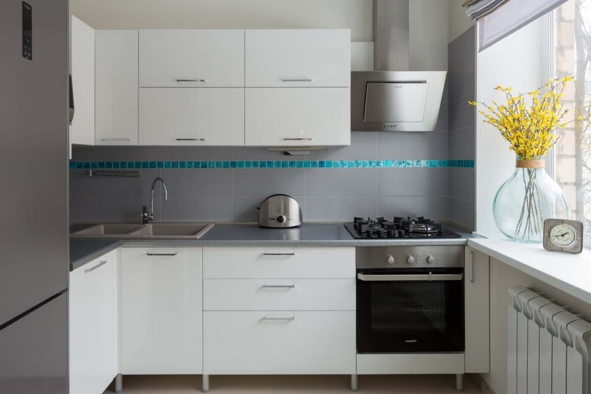 Uma borda de faixa brilhante traz um destaque brilhante para o interior da cozinha Uma borda de faixa brilhante traz um destaque brilhante para o interior da cozinha