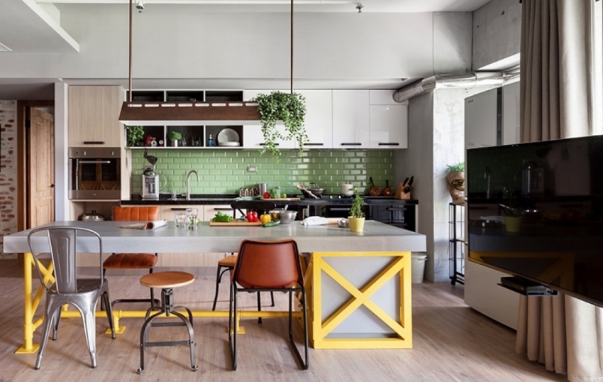 Para decorar um avental sobre a superfície de trabalho de uma cozinha branca, você pode usar ladrilhos de cerâmica em um tom contrastante Para decorar um avental sobre a superfície de trabalho de uma cozinha branca, você pode usar ladrilhos de cerâmica em um tom contrastante