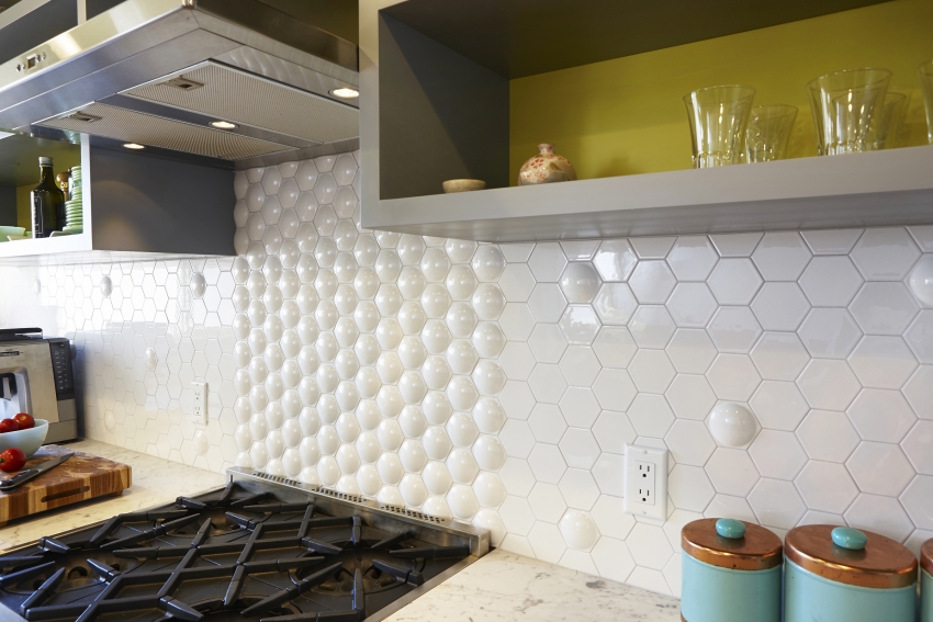 Você pode diversificar um azulejo simples em um avental usando elementos volumétricos Você pode diversificar um azulejo simples em um avental usando elementos volumétricos