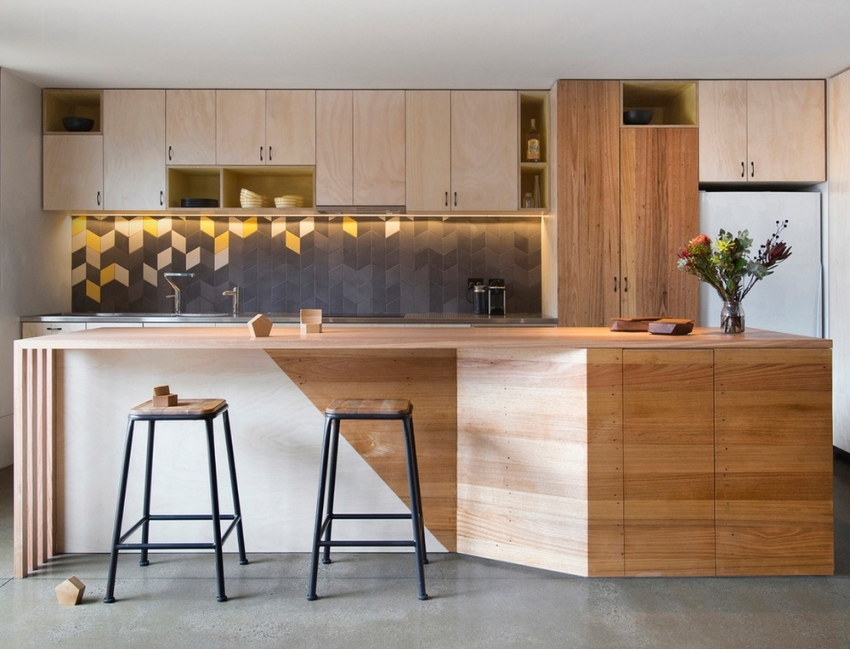 Um exemplo de um interessante assentamento de azulejos multicoloridos no avental de uma cozinha moderna Um exemplo de um interessante assentamento de azulejos multicoloridos no avental de uma cozinha moderna