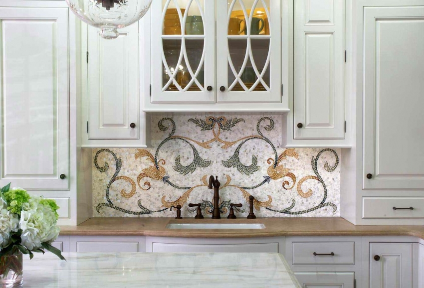 Mosaico feito à mão é um trabalho caro e meticuloso que pode trazer extravagância e exclusividade para o interior de uma cozinha clássica Mosaico feito à mão é um trabalho caro e meticuloso que pode trazer extravagância e exclusividade para o interior de uma cozinha clássica