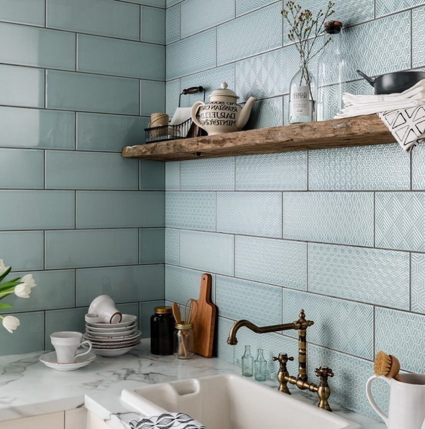 Um efeito interessante pode ser alcançado combinando ladrilhos lisos de diferentes texturas Um efeito interessante pode ser alcançado combinando ladrilhos lisos de diferentes texturas