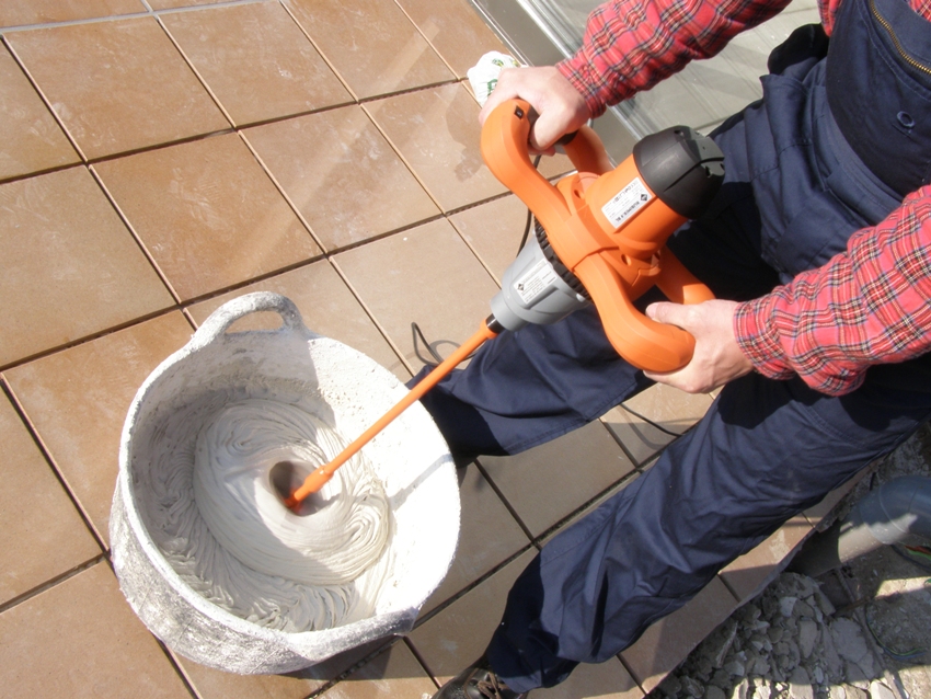 Utilizarea unui mixer de construcție pentru a dilua adezivul Utilizarea unui mixer de construcție pentru a dilua adezivul