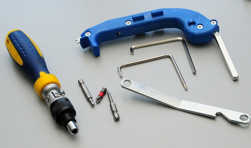 Et specielt værktøj, der skal bruges til at justere metalplastvinduer Et specielt værktøj, der skal bruges til at justere metalplastvinduer