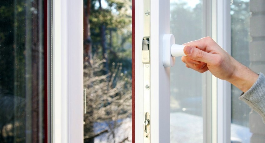 Justeringstilstanden til rammen passer ikke på alle metalplastvinduer Justeringstilstanden til rammen passer ikke på alle metalplastvinduer