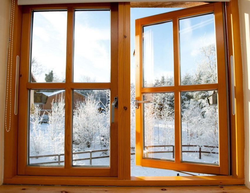 Intet knirk og fri åbning af rammen er hovedindikatorerne for et godt justeret vindue Intet knirk og fri åbning af rammen er hovedindikatorerne for et godt justeret vindue