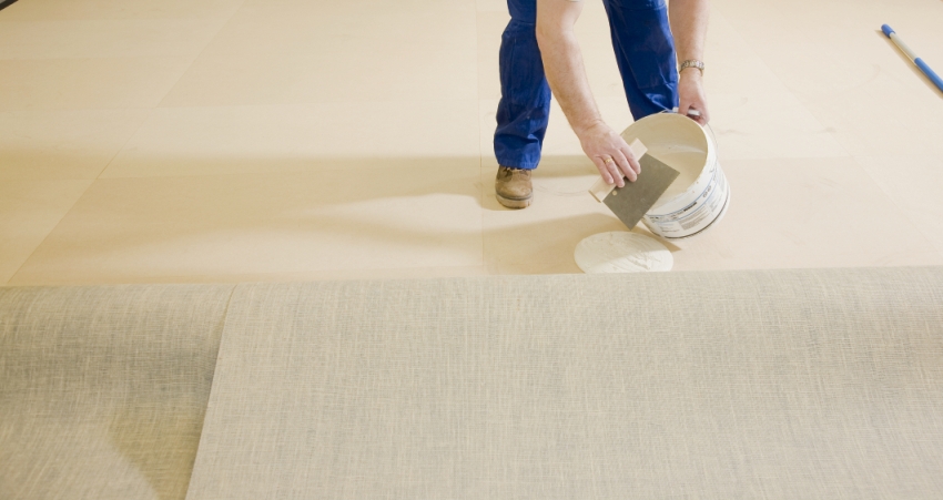 Πρώτον, η κόλλα εφαρμόζεται στο υπόγειο, αλλά μόνο μετά από 15 λεπτά στο λινέλαιο Πρώτον, η κόλλα εφαρμόζεται στο υπόγειο, αλλά μόνο μετά από 15 λεπτά στο λινέλαιο