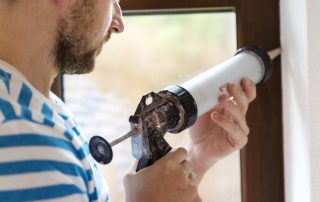 כיצד לבודד חלונות עץ לחורף: השיטות והחומרים הטובים ביותר