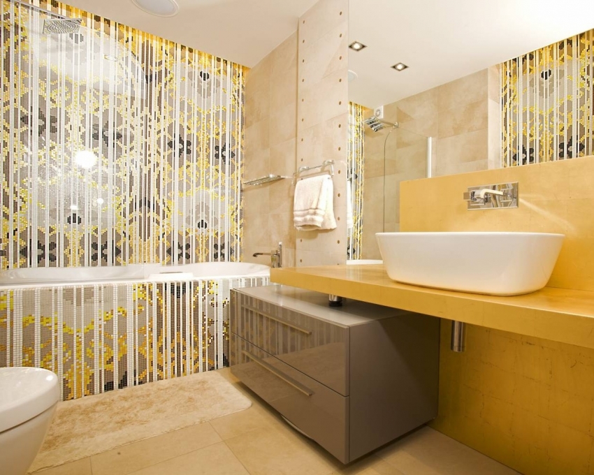 Keramiske mosaikkfliser selges i moduler, noe som forenkler installasjonsprosessen Keramiske mosaikkfliser selges i moduler, noe som forenkler installasjonsprosessen