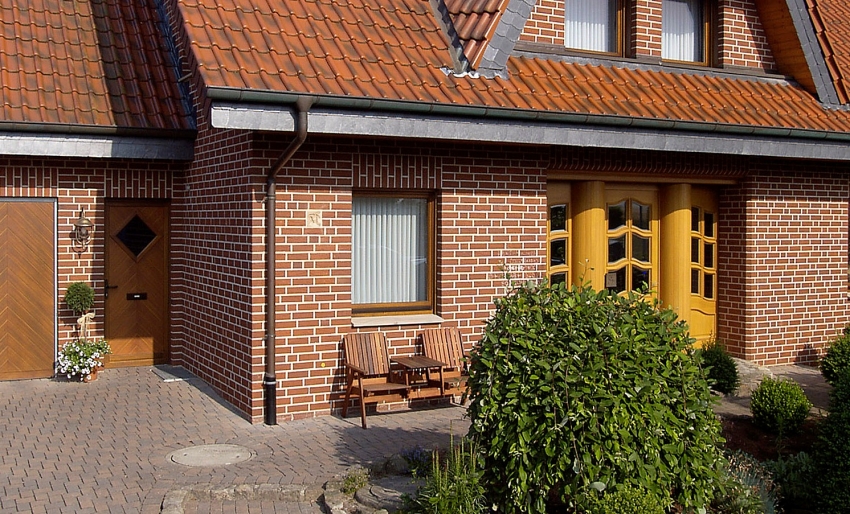 Maan kosteilla alueilla on parempi käyttää klinkkeritiiliä tai lasitettua laattaa. Maan kosteilla alueilla on parempi käyttää klinkkeritiiliä tai lasitettua laattaa.