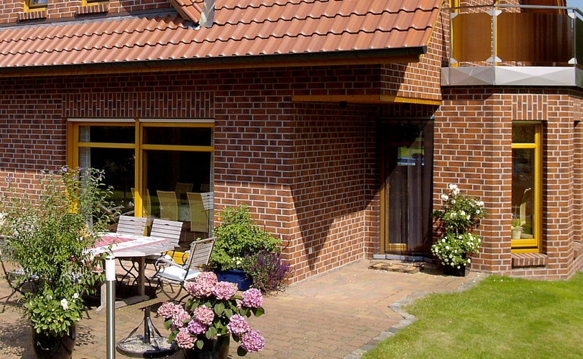 Laadukas julkisivun viimeistely edellyttää vapaata ilmankiertoa seinän ja klinkkerin välillä Laadukas julkisivun viimeistely edellyttää vapaata ilmankiertoa seinän ja klinkkerin välillä