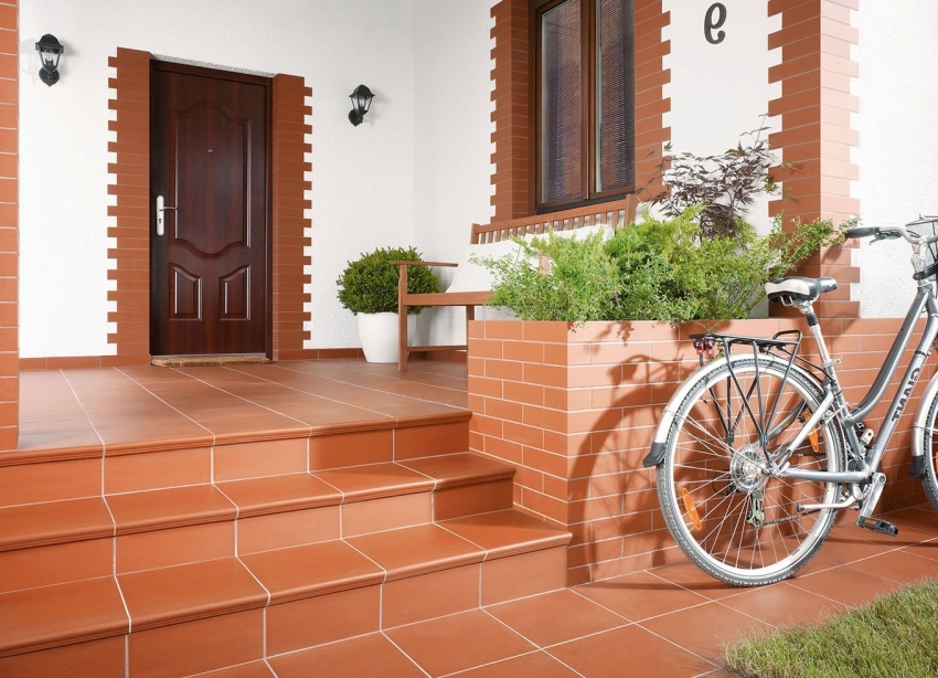 Laajan kokovalikoiman ansiosta klinkkeriä voidaan käyttää paitsi rakennuksen julkisivun koristamiseen myös Laajan kokovalikoiman ansiosta klinkkeriä voidaan käyttää paitsi rakennuksen julkisivun koristamiseen myös