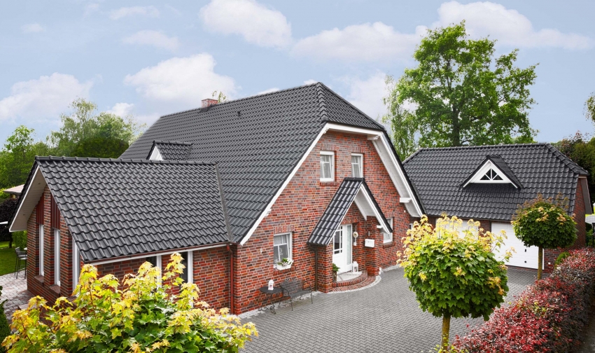 Koristeellisia klinkkeripinnoitettuja tiiliä käytetään rakennusten julkisivujen päällystämiseen Koristeellisia klinkkeripinnoitettuja tiiliä käytetään rakennusten julkisivujen päällystämiseen