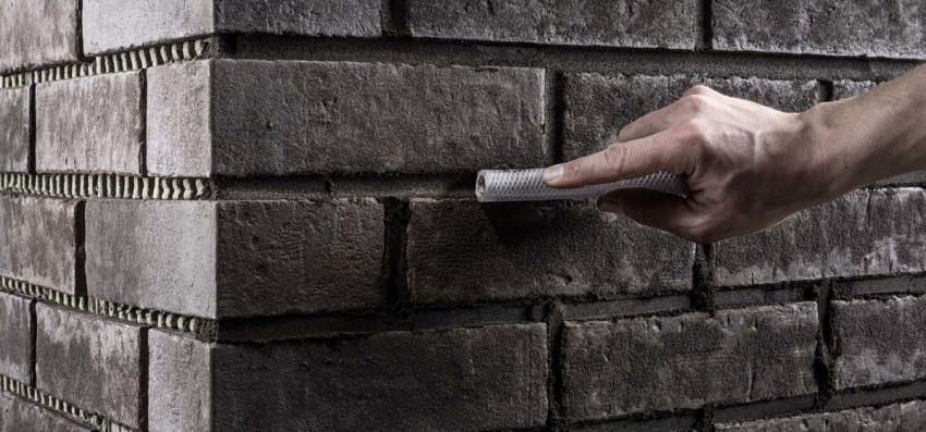 Klinkkeriverhouksen liitosten tiivistämiseen käytetään erityistä laastia Klinkkeriverhouksen liitosten tiivistämiseen käytetään erityistä laastia